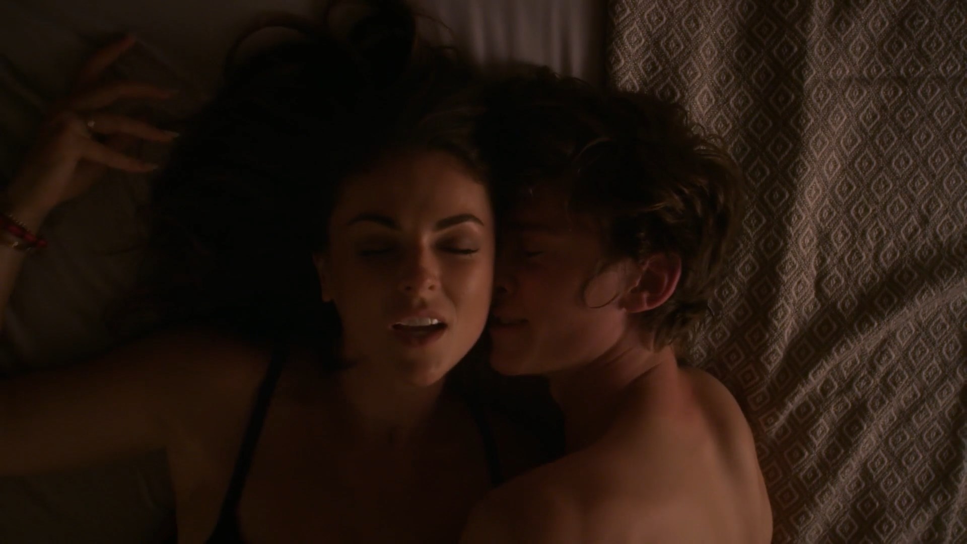 Serinda Swan sexy – Crowbar Smile (2017)