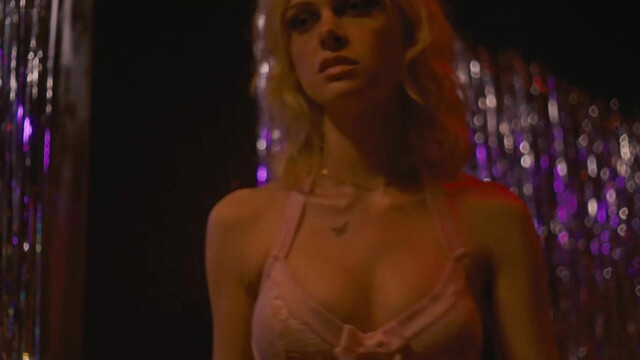 Nicola Peltz sexy - Lola (2024)