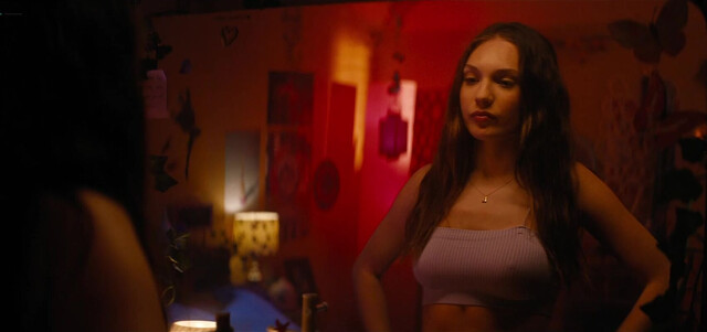 Maddie Ziegler sexy, Djouliet Amara sexy - Fitting In (2023)