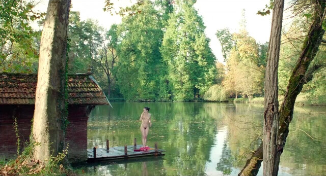 Nathalie Cardone nude, Emmanuelle Seigner nude, Mathilde Seigner nude, Christine Pascal nude, Noëlla Dussart-Finzi nude, Jeanne Savary nude - Le Sourire (1994)