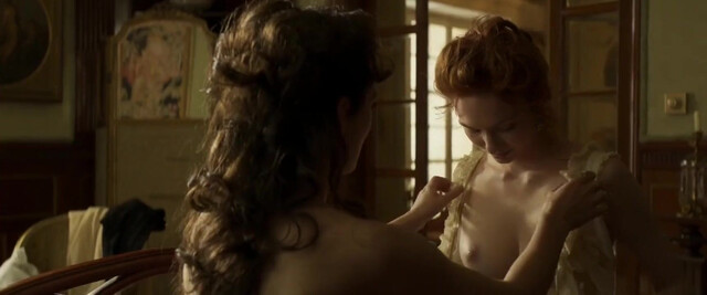 Eleanor Tomlinson nude, Keira Knightley sexy - Colette (2018)