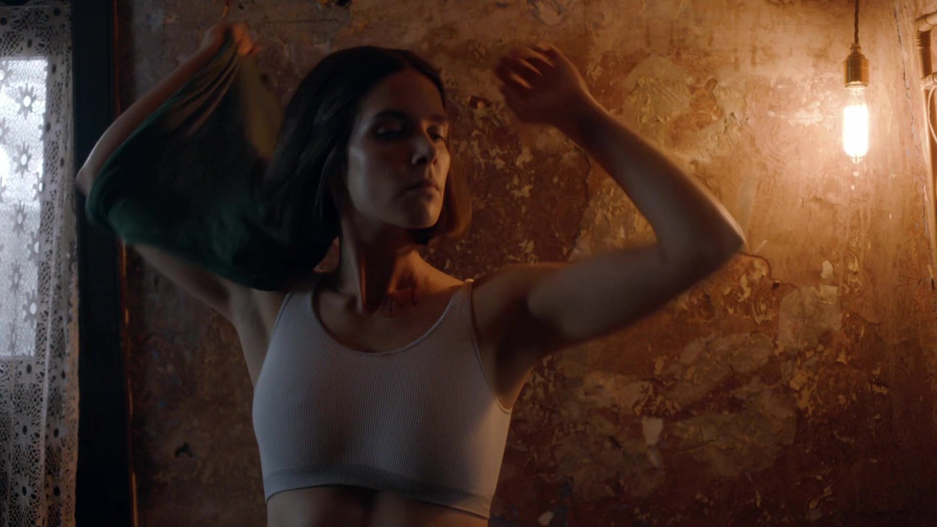 Sonya Cassidy sexy - Humans s02e05 (2016)