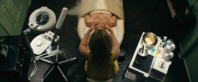 Elizabeth Banks sexy – Skincare (2024)