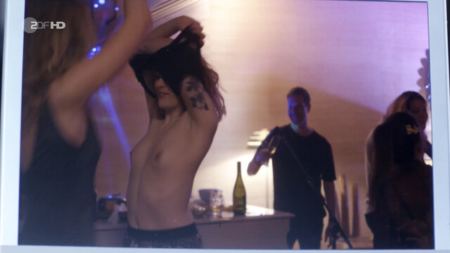 Frida Gustavsson nude – Der Kommissar und das Meer s01e26 (2019)