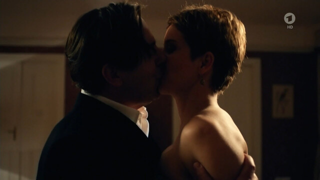 Andrea Osvárt sexy – Allmen und das Geheimnis der Libellen (2016)