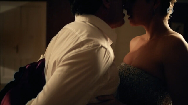 Andrea Osvárt sexy – Allmen und das Geheimnis der Libellen (2016)