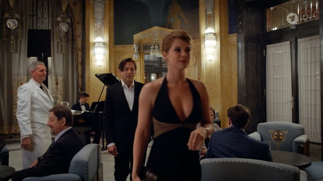 Andrea Osvárt sexy – Allmen und das Geheimnis der Libellen (2016)