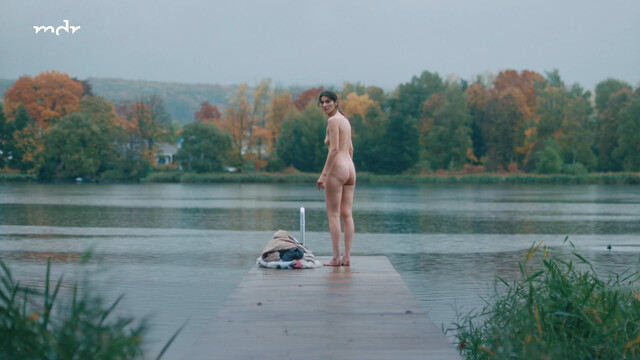 Victoria Findlay nude – Kennt ihr euch (2023)