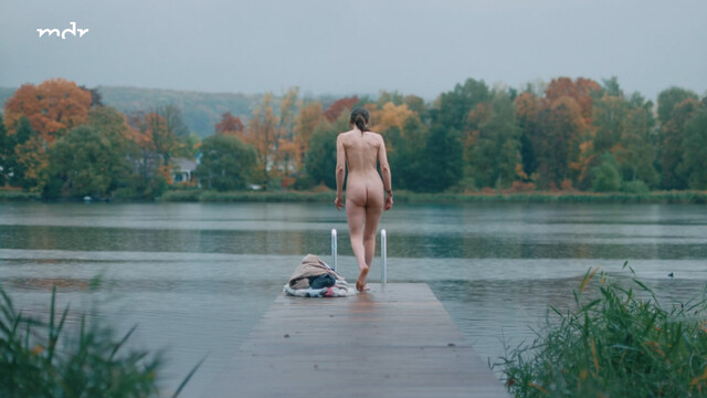 Victoria Findlay nude – Kennt ihr euch (2023)
