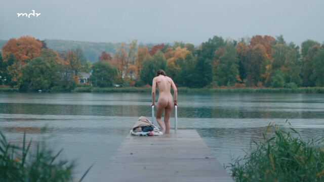 Victoria Findlay nude – Kennt ihr euch (2023)