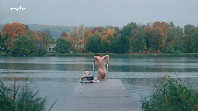 Victoria Findlay nude – Kennt ihr euch (2023)