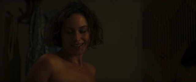 Aida Folch sexy – Isla perdida (Haunted Heart) (2024)