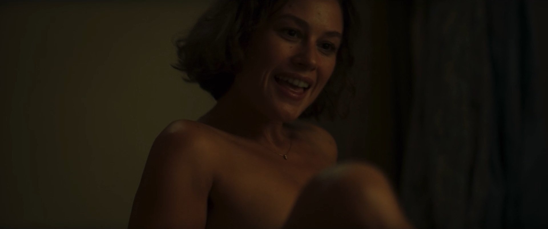 Aida Folch sexy – Isla perdida (Haunted Heart) (2024)