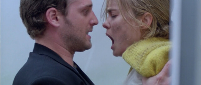 Radha Mitchell sexy – When Strangers Appear (2001)