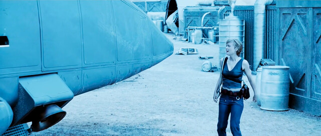 Radha Mitchell sexy – Pitch Black (2000)