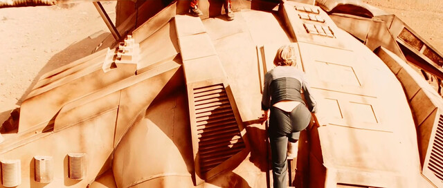 Radha Mitchell sexy – Pitch Black (2000)