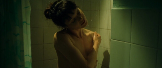 Mona Petri nude – Taxiphone (2010)