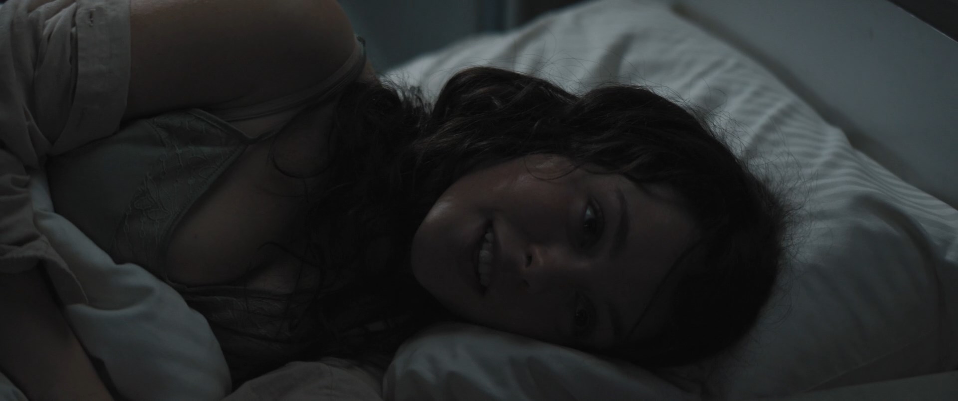 Tijan Marei sexy – Die Rettung der uns bekannten Welt (2021)