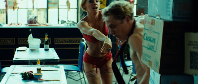 Andrea Osvárt sexy – Der Nanny (2015)