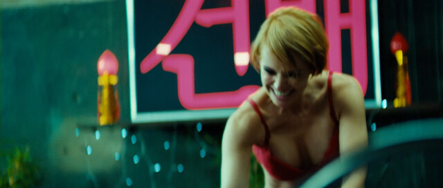 Andrea Osvárt sexy – Der Nanny (2015)