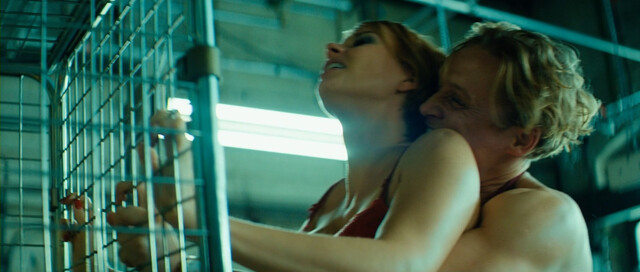 Andrea Osvárt sexy – Der Nanny (2015)