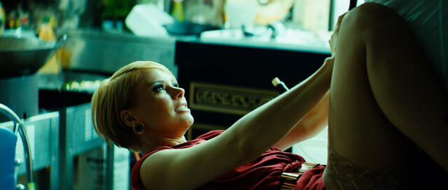 Andrea Osvárt sexy – Der Nanny (2015)