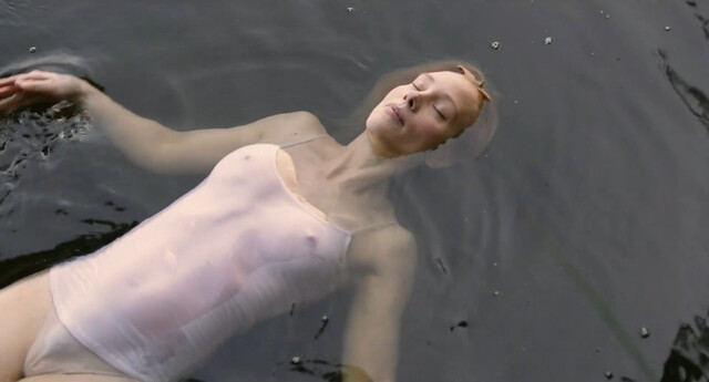 Franziska Petri sexy – Hotel Ausschwitz (2018)