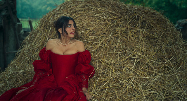 Clara Joly sexy – King of My Castle (Le larbin) (2024)