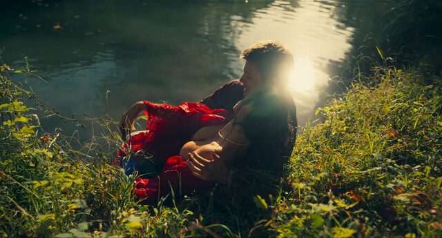 Clara Joly sexy – King of My Castle (Le larbin) (2024)