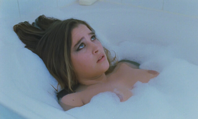 Vahina Giocante nude – Alive (Vivante) (2002)