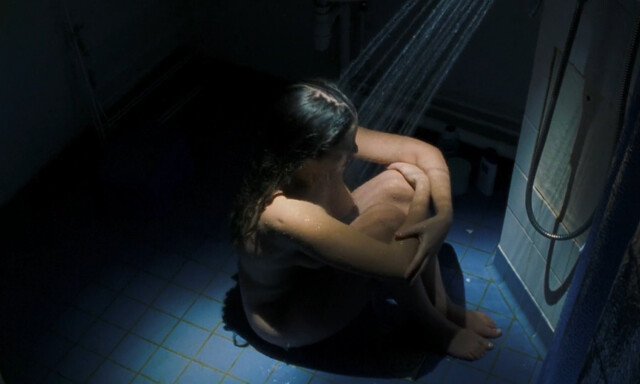 Vahina Giocante nude – Alive (Vivante) (2002)