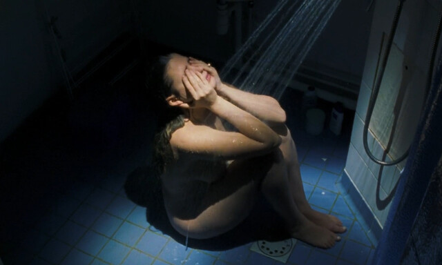 Vahina Giocante nude – Alive (Vivante) (2002)