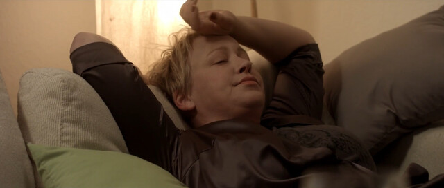 Floriane Daniel nude – Weiber! Schwestern teilen. Alles. (2017)