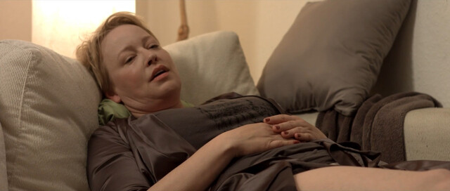 Floriane Daniel nude – Weiber! Schwestern teilen. Alles. (2017)