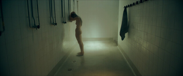 Mariia Netavrovana nude – Free Falling (Caída libre) (2024)