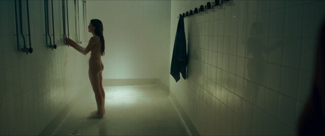 Mariia Netavrovana nude – Free Falling (Caída libre) (2024)