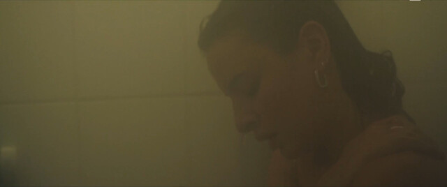 Frankie Wallach nude – À l'épreuve (2024)