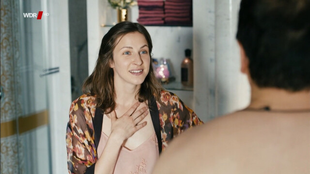 Natalia Belitski sexy – Vorsicht vor Leuten (2015)