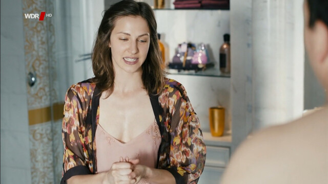 Natalia Belitski sexy – Vorsicht vor Leuten (2015)