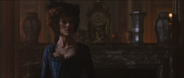 Hilary Swank sexy, etc – The Affair of the Necklace (2001)