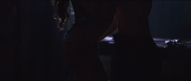 Hilary Swank sexy, etc – The Affair of the Necklace (2001)