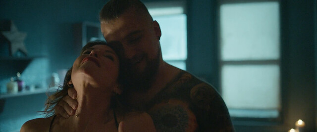 Sienna Guillory sexy – Strangers (2024)