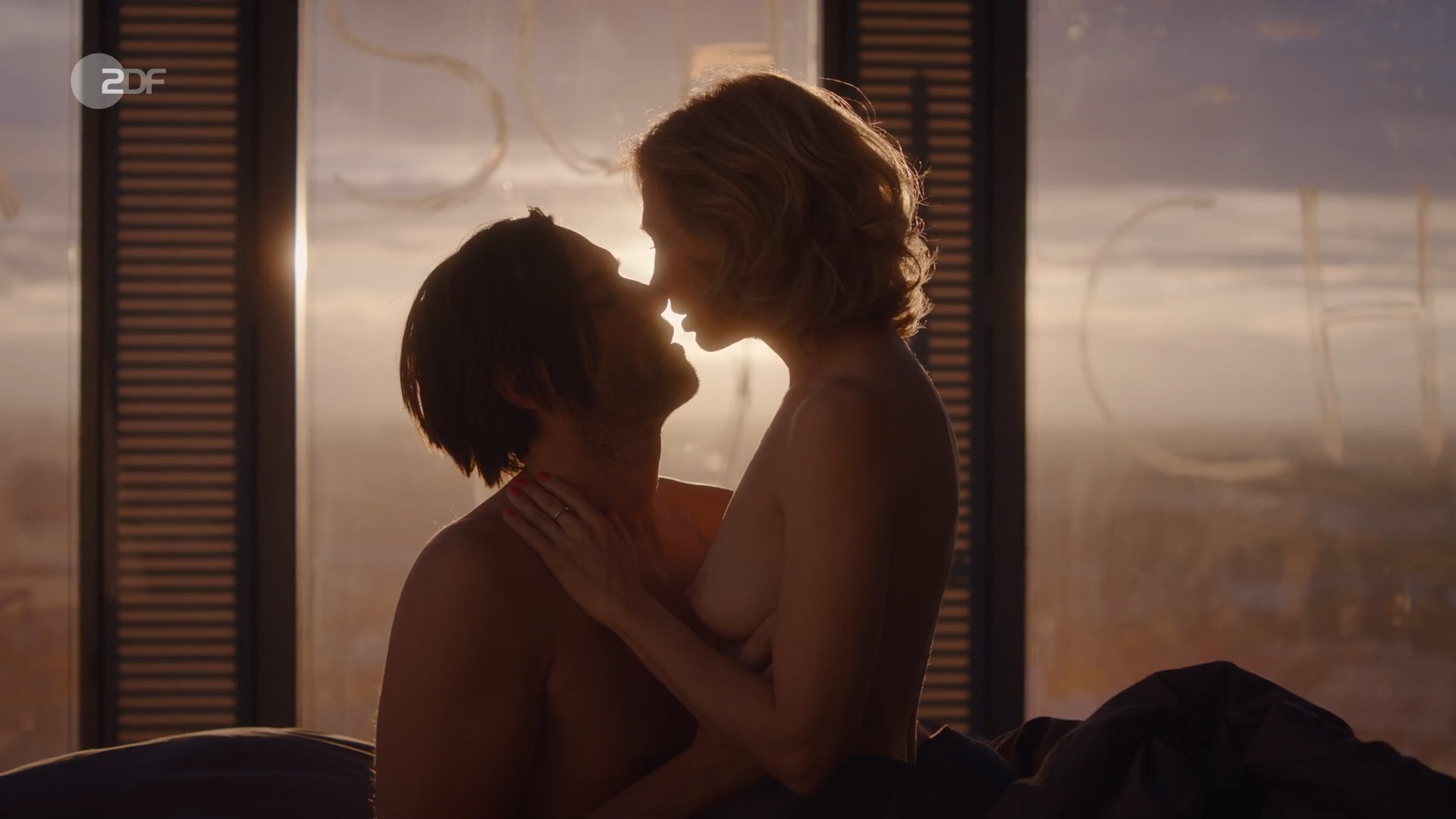 Ursina Lardi nude – Laim und die Toten ohne Hosen (2024)