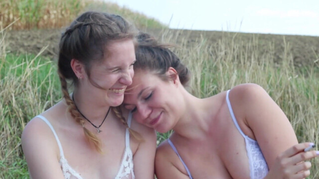 Elena Wolff sexy, Julia Windischbauer sexy - Morbus Mo(nu)ment (2018)