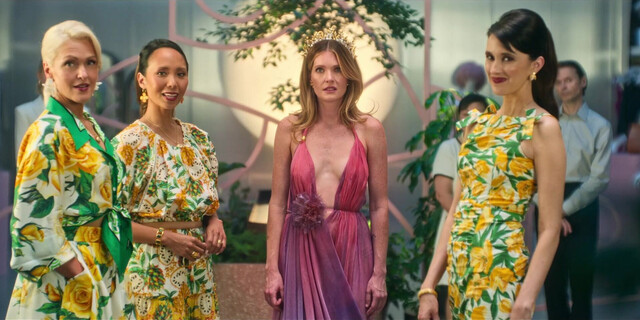 Milly Alcock sexy, Meghann Fahy sexy, Julianne Moore sexy - Sirens s01 (2025)