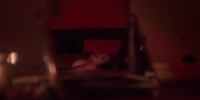 Milly Alcock sexy, Meghann Fahy sexy, Julianne Moore sexy - Sirens s01 (2025)
