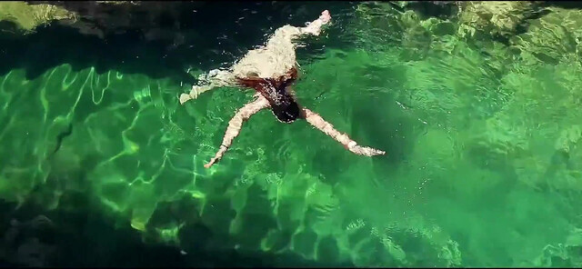 Olga Alaman nude - Cruzando el sentido (2015)