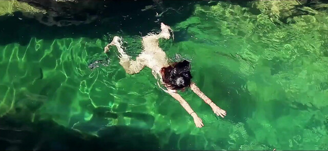 Olga Alaman nude - Cruzando el sentido (2015)