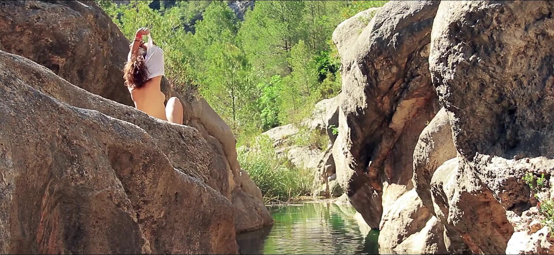 Olga Alaman nude - Cruzando el sentido (2015)