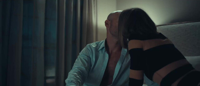 Jessica Biel sexy, Elizabeth Banks sexy - The Better Sister (2025)